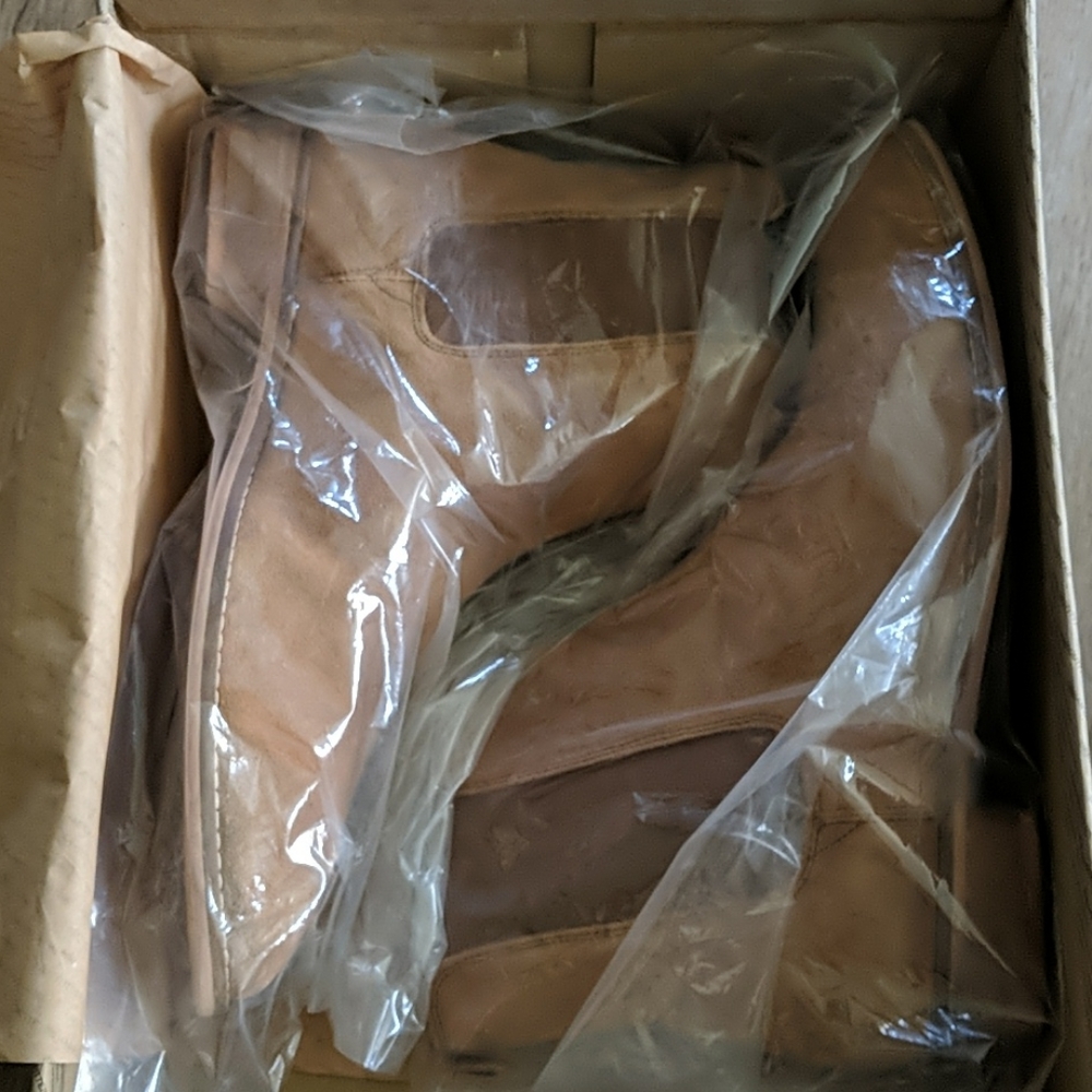 Brand new in box chelsea boots